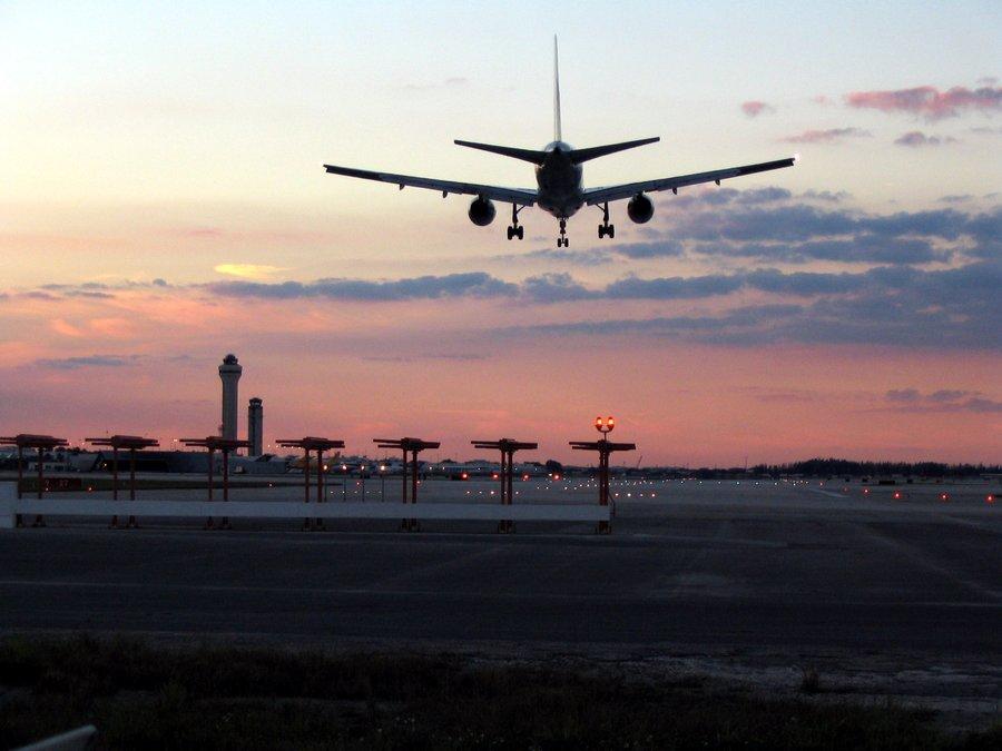 jet landing at ATL