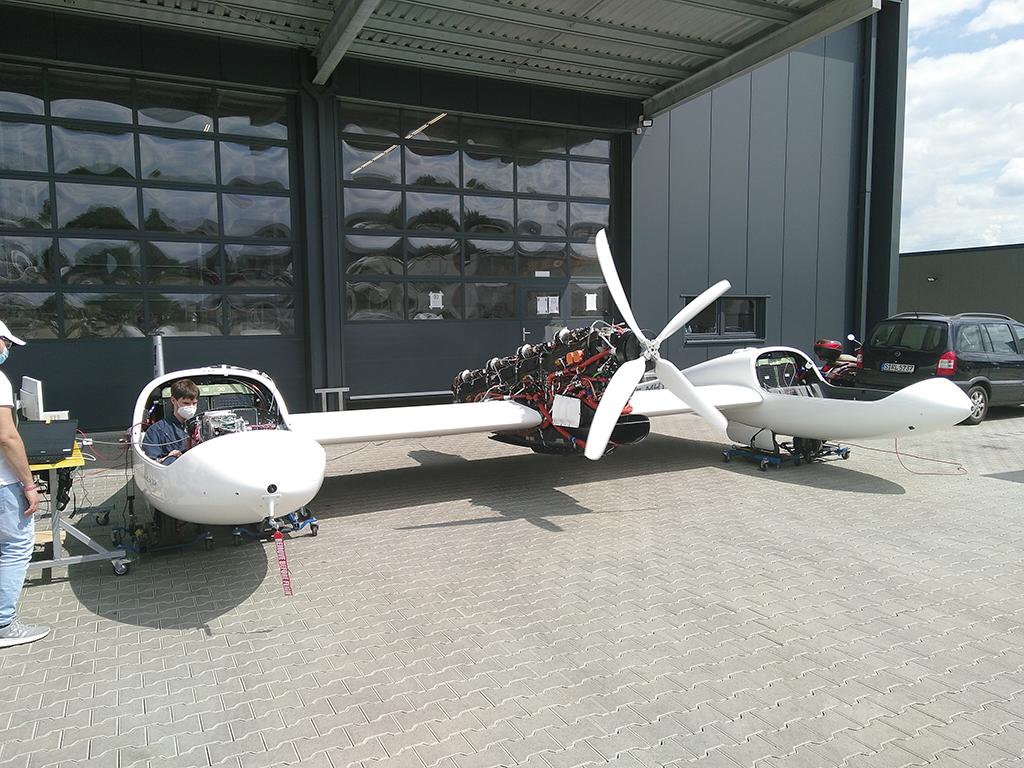 Mahepa fuel-cell power train in four-seat HY4