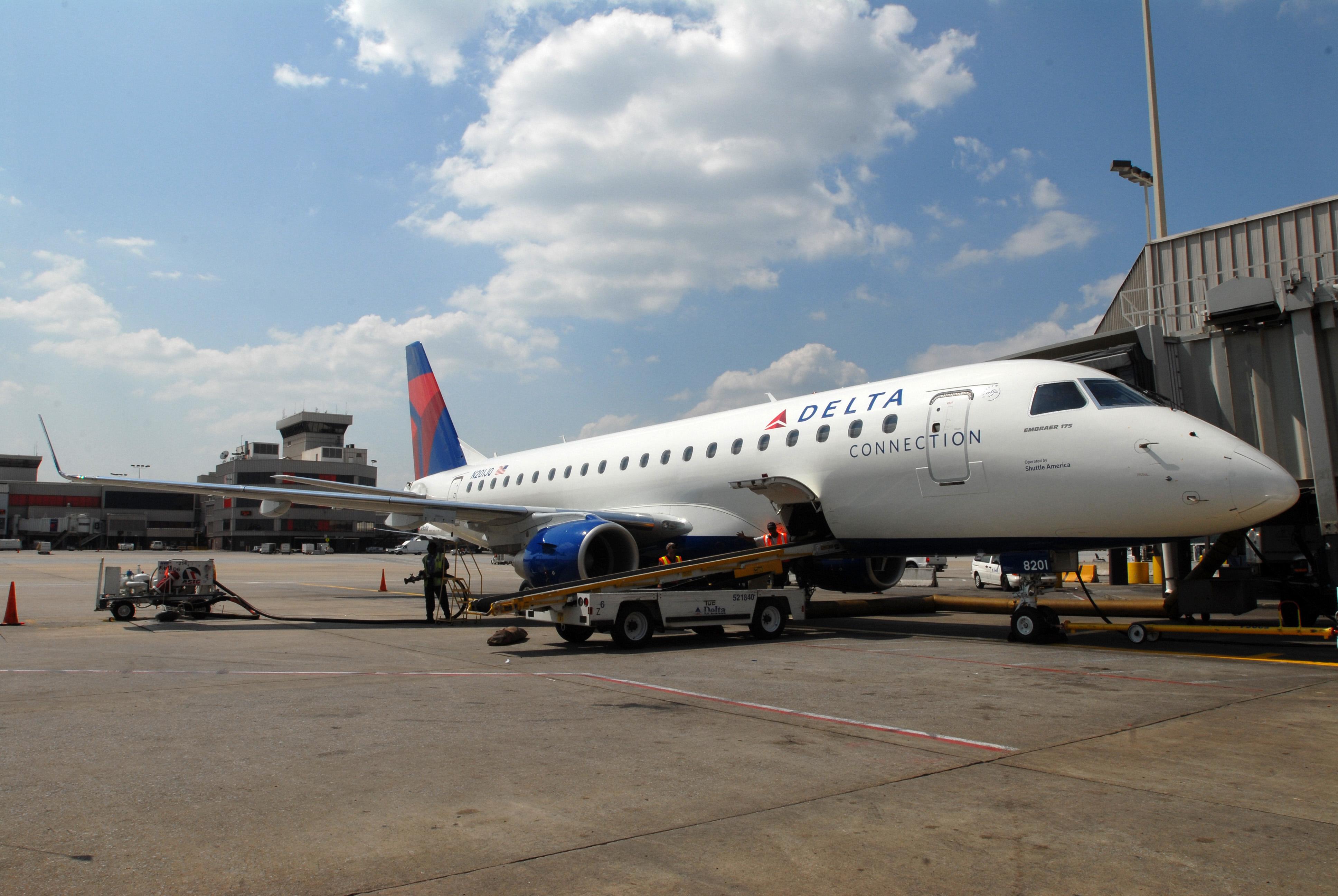 Delta Air Lines E175