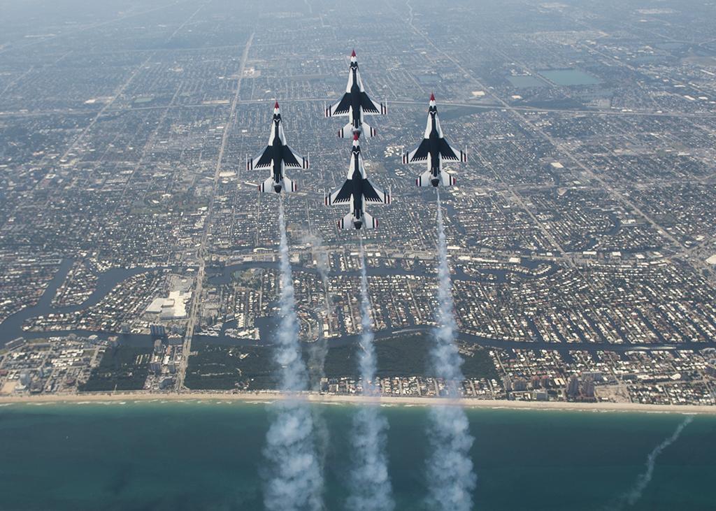 Thunderbirds perform the Line to Diamond Loop maneuver