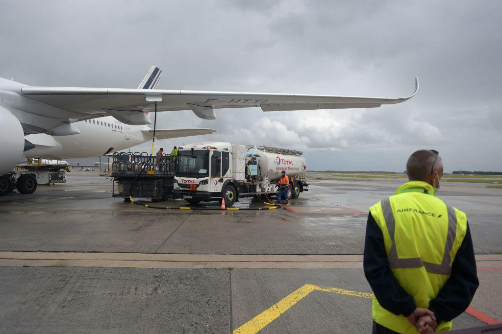 refueling with SAF at CDG
