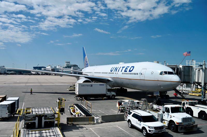 United Boeing 777-200