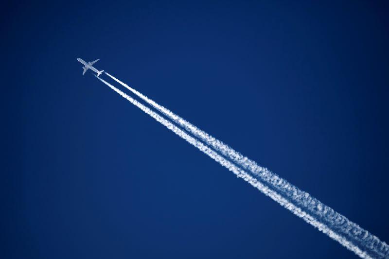 Lufthansa contrails