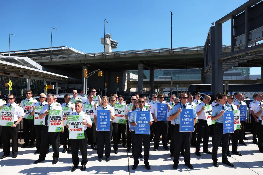 DElta pilots picketing 