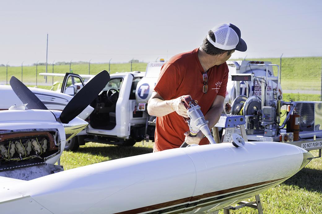 Pilot refuels piston-engine aircraft