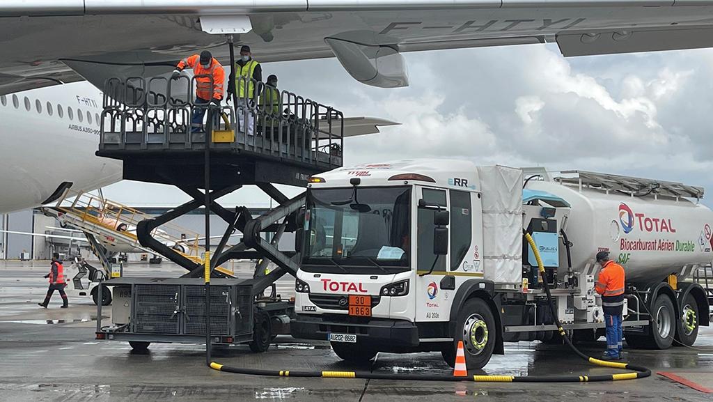 sustainable aircraft refueling truck