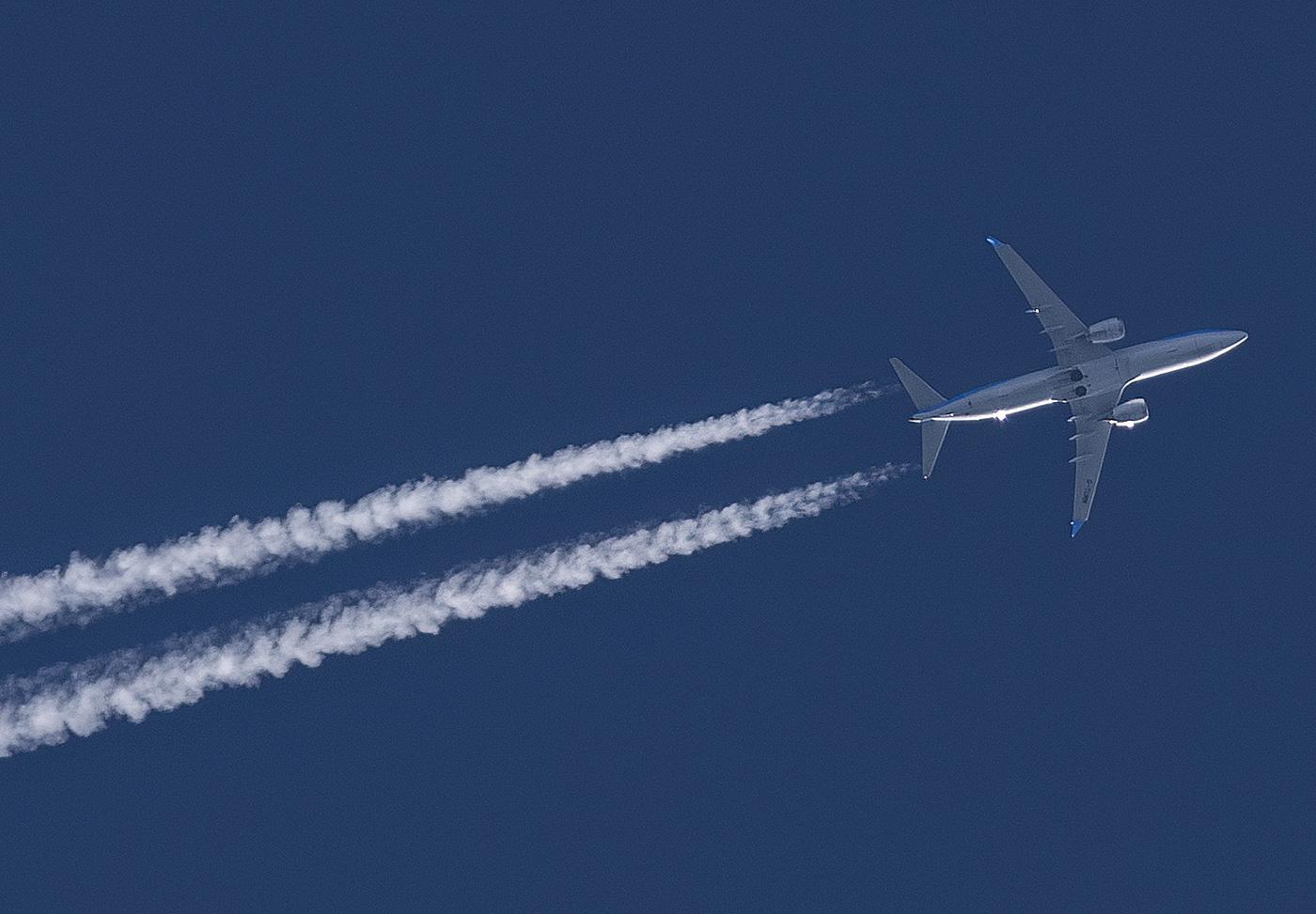 737-8