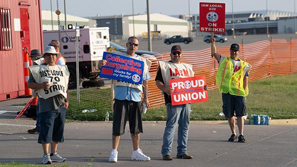 union strikers outside Spirit AeroSystems plans