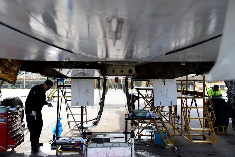 aircraft dismantling worker china