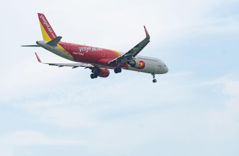 vietjet air aircraft flying