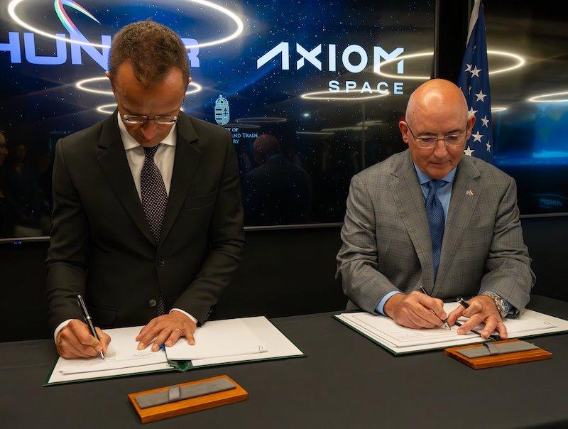 Péter Szijjártó, Minister of Foreign Affairs and Trade of Hungary and Michael Suffredini, Axiom Space CEO signing space flight agreement