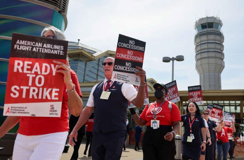 flight attendants picket at DCA