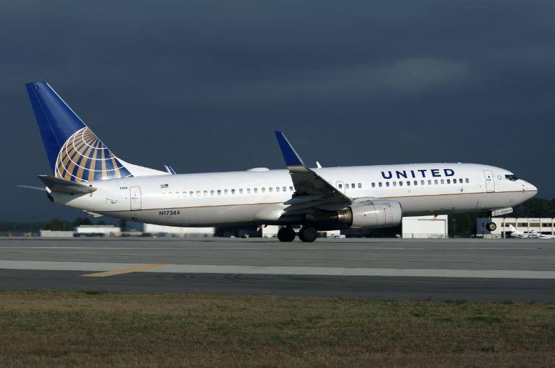 United 737-800 taking off
