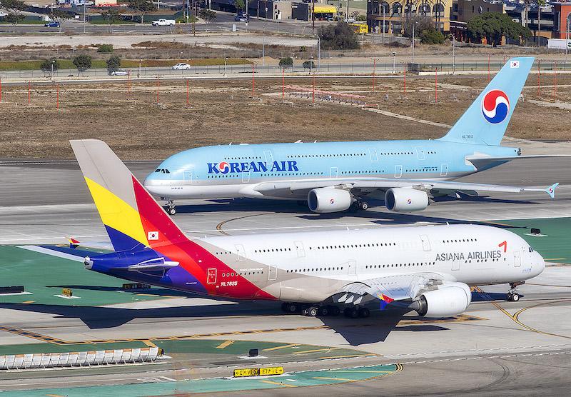 korean air Asiana jets together on tarmac