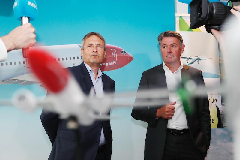 CEO of Wideroe Stein Nilsen (left) and CEO of Norwegian Geir Karlsen