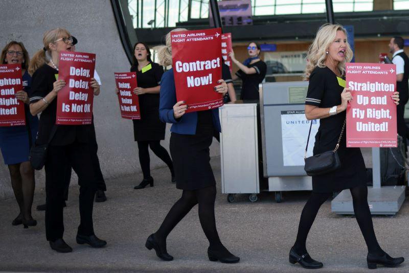 UA flight attendants picketing at Dulles July 2023
